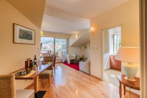 una sala de estar con un escritorio y una mesa en Apartel Park Osejava, en Makarska
