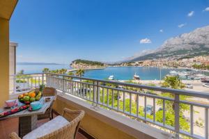 un balcón con vista al agua en Apartel Park Osejava, en Makarska