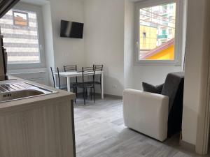 Una cocina y un comedor con mesa y sillas. en Home332, en La Spezia