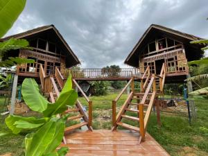 una casa con una scala che la porta di Our Jungle Camp - Eco Resort a Parco Nazionale di Khao Sok