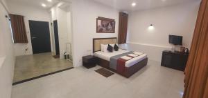 Televisyen dan/atau pusat hiburan di Hotel Kandyan View ''Free pickup from Kandy city''