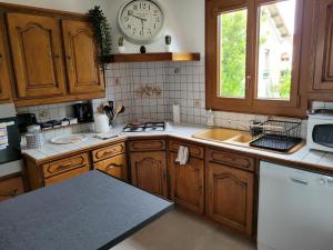 Kuhinja oz. manjša kuhinja v nastanitvi Maison de Charme, proche Paris, Maison Laffitte, gare Sartrouville