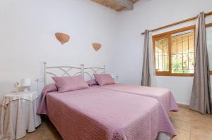 Postel nebo postele na pokoji v ubytování YourHouse Sa Sini villa