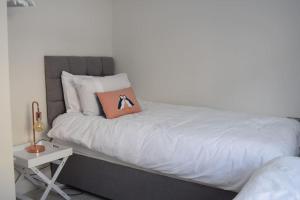 Postel nebo postele na pokoji v ubytování 2 bed Apartment Ballycastle Seconds to Seafront + 4 fotografie
