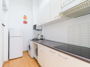 A kitchen or kitchenette at Celia House