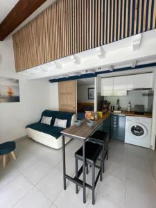 Kuchyňa alebo kuchynka v ubytovaní Maison, Parking, Piscine et Tennis - St Pierre la Mer 5SANT302