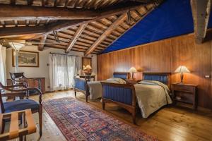 特雷維索的住宿－Le Camere di Palazzo Bortolan，一间卧室设有两张床和蓝色的天花板