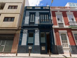 Celia House في لاس بالماس دي غران كاناريا: مبنى قديم على زاوية شارع