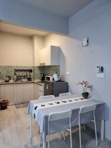 Dapur atau dapur kecil di Nana Homestay - Jesselton quay