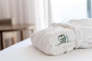 uma pilha de toalhas sentadas em cima de uma cama em Hotel Freixo Douro Superior em Freixo de Espada à Cinta