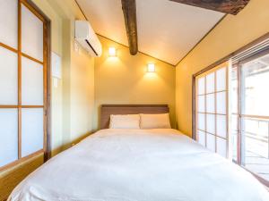 京都市にある慶有魚·東山(Kyotofish·Higashiyama)*景区核心町屋*地暖赏庭浴缸*京都民宿认证の窓のある部屋にある大きなベッドのある寝室