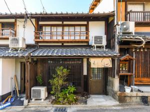 京都市にある慶有魚·東山(Kyotofish·Higashiyama)*景区核心町屋*地暖赏庭浴缸*京都民宿认证のポーチとバルコニー付きの古い家