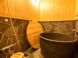 La salle de bains est pourvue de toilettes en bois et d'une baignoire. dans l'établissement 慶有魚·老松(Kyotofish·Oimatsu)*百年松树町屋*京都繁华地带*近皇宫鸭川*民宿认证, à Kyoto 14 autres photos