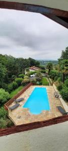 Basen w obiekcie Chambre d'hôtes avec piscine au calme dans maison Basque lub w pobliżu
