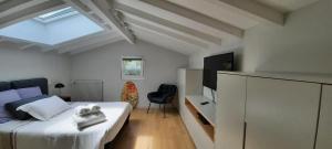 sypialnia z łóżkiem z białą pościelą i oknem w obiekcie Chambre d'hôtes avec piscine au calme dans maison Basque w mieście Ascain