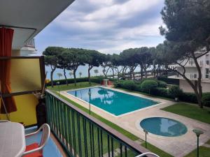 Un balcón con vista a una piscina. en BRAVAHOLIDAYS-282-Palmeras-2, en Blanes