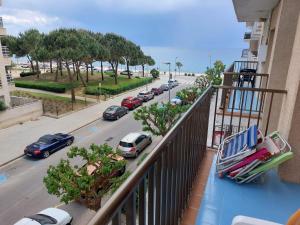 un balcón con vistas a una calle con coches en BRAVAHOLIDAYS-282-Palmeras-2, en Blanes