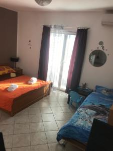 um quarto com 2 camas e uma janela em Botic Apartments em Šilo