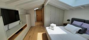 Łóżko lub łóżka w pokoju w obiekcie Chambre d'hôtes avec piscine au calme dans maison Basque