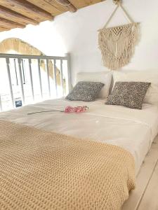 Säng eller sängar i ett rum på Anemone traditional house