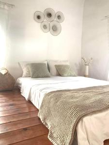 Letto o letti in una camera di Anemone traditional house