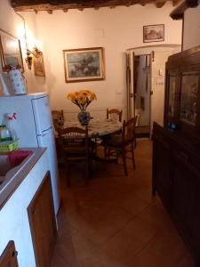 Kuchyňa alebo kuchynka v ubytovaní Appartamento stile toscano in Fauglia