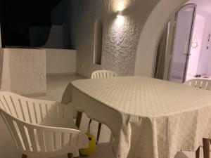a white table and chairs in a room with a table and a table at Charmant logement front port et Mer in Port El Kantaoui +5 photos