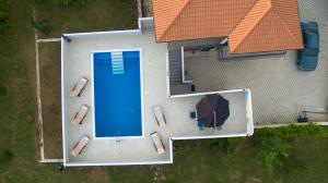 una vista aérea de una piscina en una casa en VILLA REBECCA, Muć - Split, en Gornji Muć