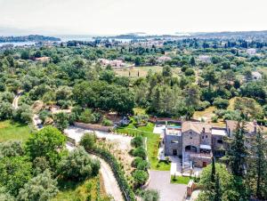 una vista aérea de una casa con patio en Filia Stone Villa, en Gouvia