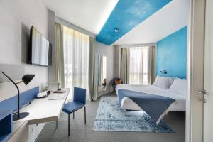 ein Schlafzimmer mit einem großen Bett und einer blauen Decke in der Unterkunft Carrick Hotel Camogli Portofino Coast in Camogli