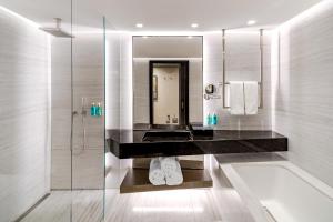 Vannituba majutusasutuses FIVE Zurich - Luxury City Resort