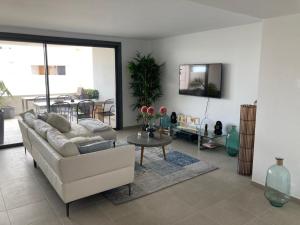 Televízia a/alebo spoločenská miestnosť v ubytovaní Appartement Casares - Mer, Golf, Piscine, Padel - FINCA CORTESIN
