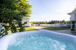 a hot tub in the backyard of a house at Landsitz Braderup Festland in Braderup