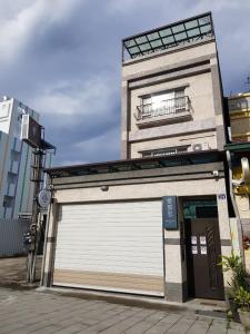 台东爱那思民宿的建筑的侧面设有白色车库门