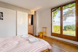 Tempat tidur dalam kamar di Lovely villa in Lavaux with unique view !