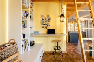 un bureau avec un bureau dans la chambre dans l'établissement Lovely villa in Lavaux with unique view !, à Chardonne