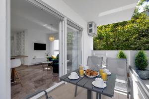 TV a/nebo společenská místnost v ubytování Apartment M&L Makarska