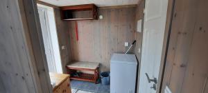 een kleine keuken met een koelkast in de kamer bij Atlanterhavsveien Rorbuer in Averoy