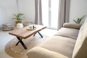 sala de estar con sofá y mesa de centro en Atop gold luxury suites, en Ermoupoli
