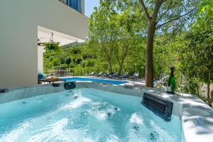 Πισίνα στο ή κοντά στο Villa Zara with 32 sqm heated Pool, Jacuzzi, Billiard, Tennis table, 8pax