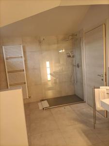 een badkamer met een douche en een wastafel bij CANNUBI SAN LORENZO,Mansarda in Barolo