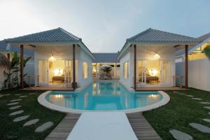 una foto di una villa con piscina di The Bingin Beach Villas' Private Villas a Uluwatu
