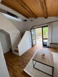 salon ze stolikiem kawowym w domu w obiekcie Le Gîte du Truel w mieście Mars