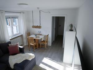 ein Wohnzimmer mit einem Tisch und einem Esszimmer in der Unterkunft Helles 2-Zimmer-Apartment in Ostin am Tegernsee in Gmund am Tegernsee