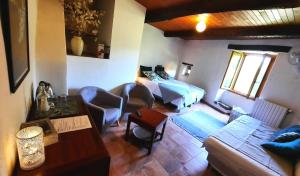 uma sala de estar com um sofá e uma mesa em Mas de Boissière - Chambres d'hôtes avec piscine et jacuzzi em Cros