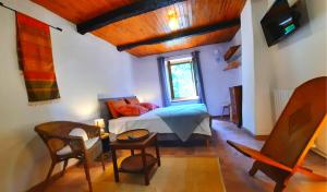 1 dormitorio con 1 cama, 1 mesa y 1 silla en Mas de Boissière - Chambres d'hôtes avec piscine et jacuzzi, en Cros
