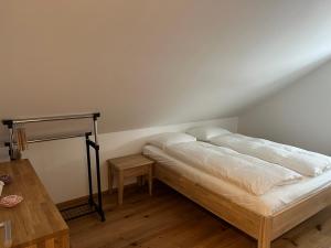 Postel nebo postele na pokoji v ubytování Ferienhaus Gmunden