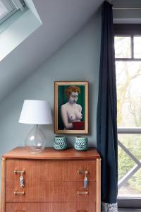 オーにあるO DELA DE L'O, LE BOIS - gîte de charme entre Côte d'Albâtre et Baie de Sommeのランプの付いたドレッサーの上に置かれた絵