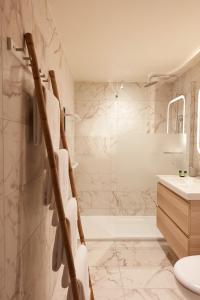 オーにあるO DELA DE L'O, LE BOIS - gîte de charme entre Côte d'Albâtre et Baie de Sommeのシャワーと洗面台を備えた白いバスルーム