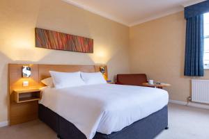 Säng eller sängar i ett rum på Avisford Park Hotel